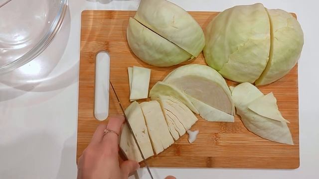 Как нарезать капусту пелюстками | Кухонные подсказки смотреть онлайн