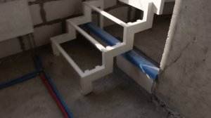 Второй этаж из металла в квартире с высокими потолками