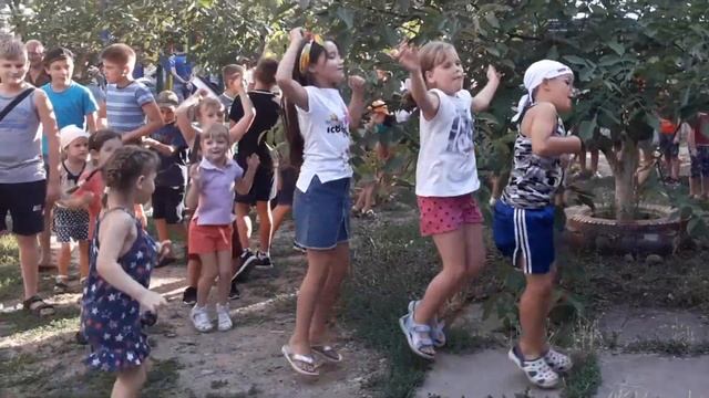 Праздник на площадке во дворе смотреть онлайн