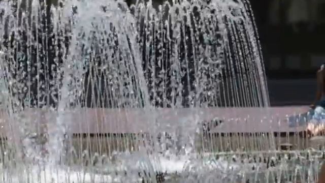 Фонтанчик. Замедленная съемка