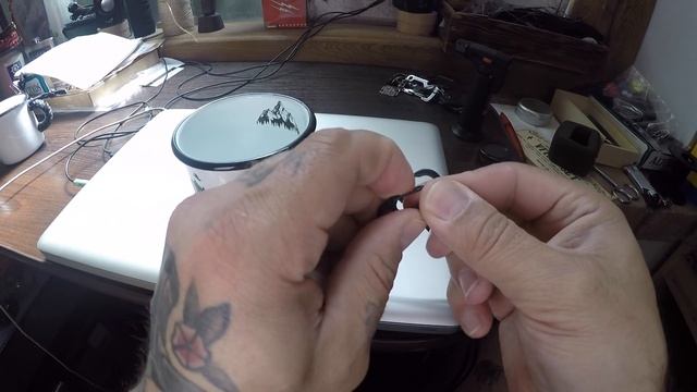 Паракорд. Оплетаем ручку у кружки и добавляем карабин. смотреть онлайн