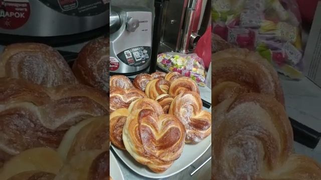 ПЛЮШКИ САХАРНЫЕ. БУЛОЧКИ С КОРИЦЕЙ. ПИРОЖКИ С ДЖЕМОМ. БУЛОЧКИ РОМАШКА. НУ И КУЛИЧИ смотреть онлайн