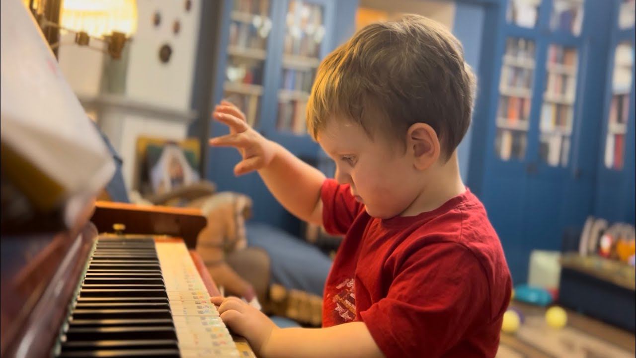 Gavriil Is Using Music Pauses - Гаврилушка создает музыкальные паузы