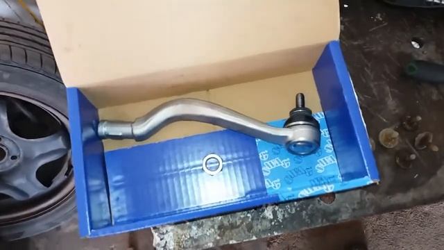 Renault Sandero.Замена масла,воздушного фильтра,нижней подушки двигателя и рулевого наконечника смотреть онлайн