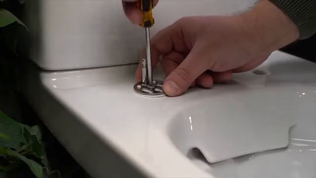 Установка сиденья для унитаза с системой плавного опускания SoftClose смотреть онлайн