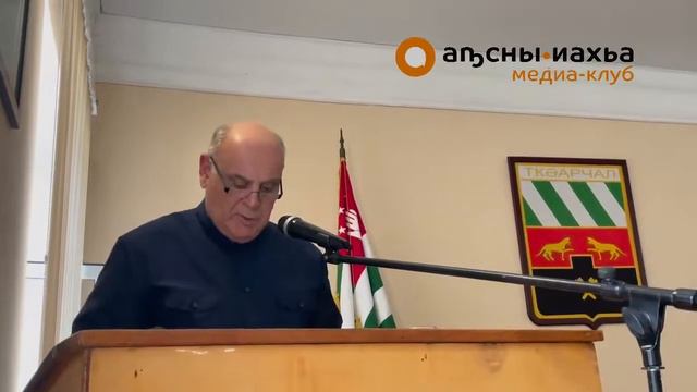 В Ткварчели перед Асланом Бжания подняли тему передачи российской стороне имущественного комплекса смотреть онлайн