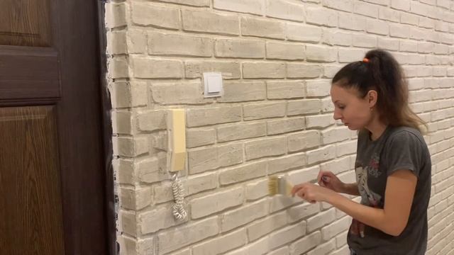 Бюджетный ремонт в коридоре/Продолжаем ремонт в новом году/Крашу имитацию кирпичной кладки смотреть онлайн