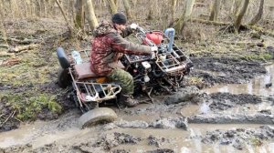 Самодельный квадроцикл - гряземес  в тракторных колеях, нашёл место где застрять.Лебёдка выручает.
