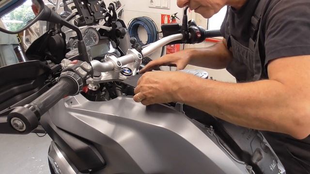 BMW R1200GS LC [2014]  AIRFILTER CHANGE.. Super Easy !! Done By: The Old Mechanic.  ??---?