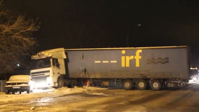 Омск. Фура вылетела в кювет и перекрыла пол дороги. Момент вытягивания её из кювета. смотреть онлайн