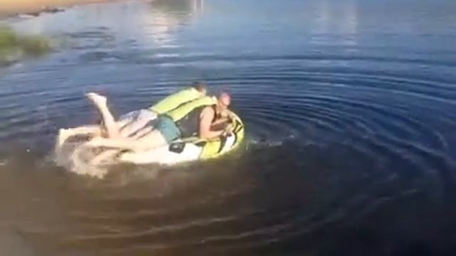 Женя и Юра катаются на подушке смотреть онлайн