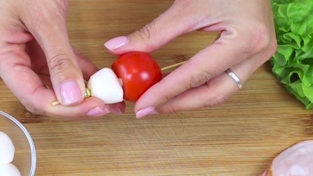 Канапе на шпажках. Свежая праздничная закуска. Новогоднее меню 2022 / Canapes on skewers. Eng sub смотреть онлайн