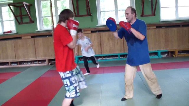 Бокс-лапы, постановка удара. 17 (тренер Конкин И. ) FIGHTME.RU смотреть онлайн