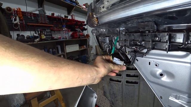 Land Cruiser 200 Тюнинг. Подключение рестайлинг оптики. Шум и помехи в колонках. Решение. смотреть онлайн