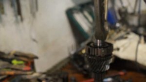 Разобрали коробку передач МКПП на Toyota Avensis. Был слышен хруст. Выясняем в чем причина.