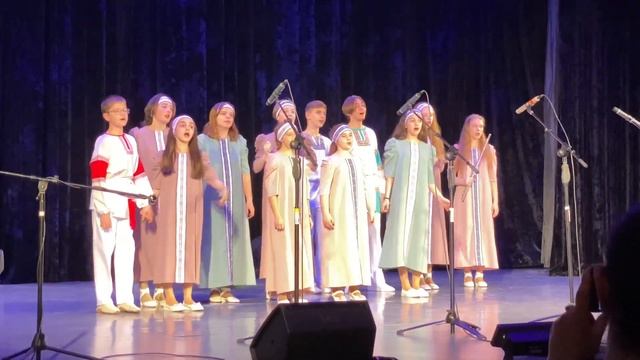 Школьный фестиваль творческих идей Ансамбль «Цветные сны» « В сыром бору тропина» смотреть онлайн