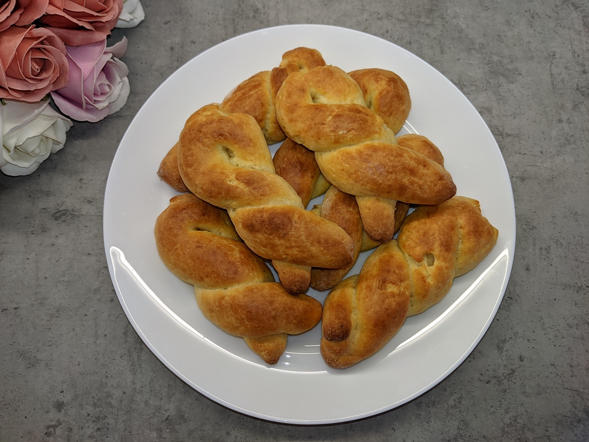 Хотите булочки к чаю? Они получаются очень вкусными, просто бомба.