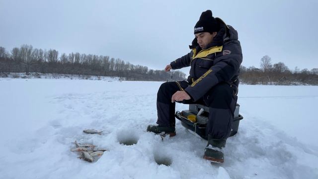 Ловля плотвы зимой на мормышку на течении со льда. Рыбалка вместо Нового года и Золотая рыбка смотреть онлайн