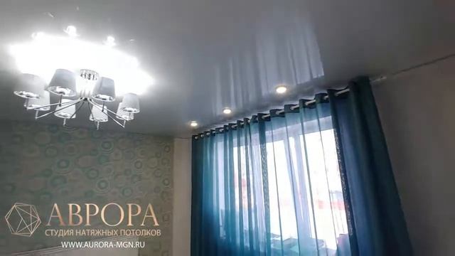 Глянцевый потолок с декоративным кантом в спальне смотреть онлайн