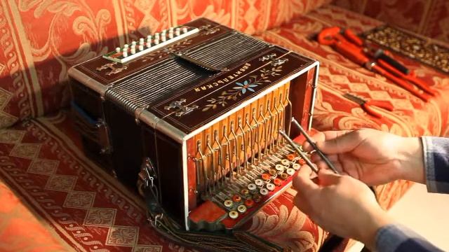 Гармонь, баян, аккордеон. Немного про механику правой. смотреть онлайн