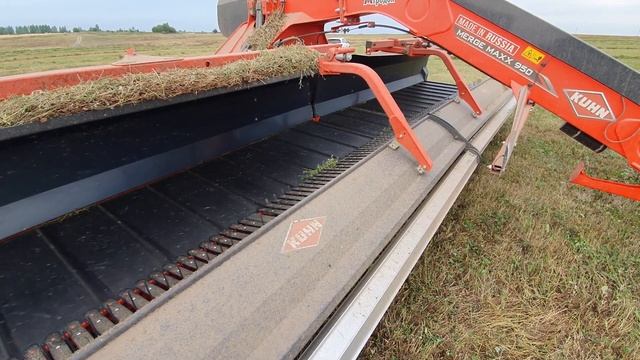 Ленточный валкообразователь KUHN MERGE МАХХ. смотреть онлайн