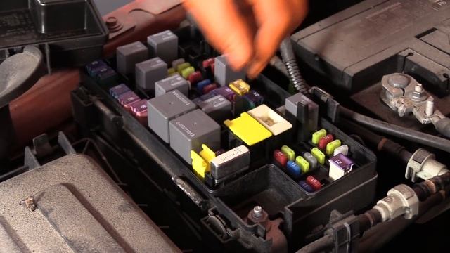 How to Replace Fuses Engine Fuse Box 06-18 Jeep Wrangler смотреть онлайн