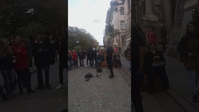 Михайло Роса из Львова поёт песню "Вахтёрам". смотреть онлайн
