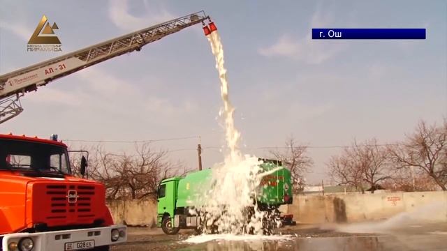 Пожарные потушили условное возгорание в хранилище с горючим. В Оше прошли учения смотреть онлайн