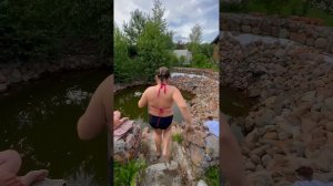 Дочь искупалась в пруду с пираньями..