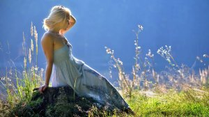 Красивые поля цветов и девушки