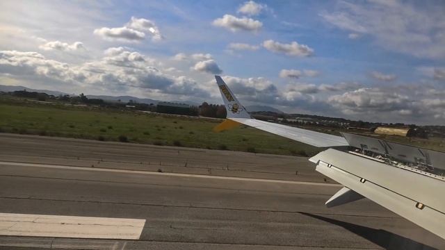 RIMINI AIRPORT - Landing, Taxi and Take Off - Rimini Italy (4K) смотреть онлайн