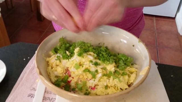 Крабовый салат с китайской капустой и крабовые рулетики смотреть онлайн