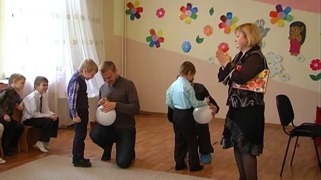 Весёлый конкурс для пап на утреннике 8 марта смотреть онлайн