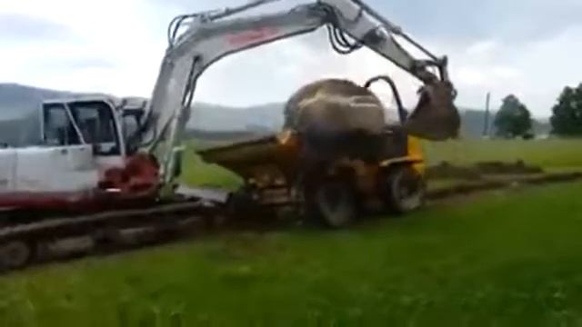 Экскаватор грузит камень смотреть онлайн