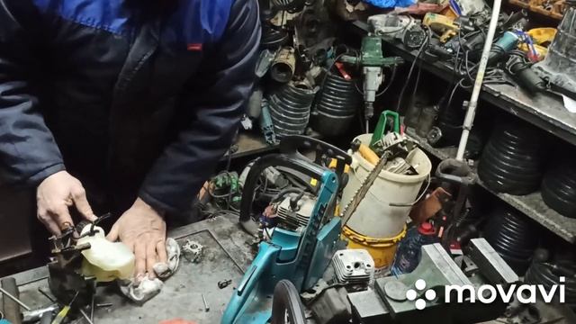 Makita DCS4610, DCS34 снятие- установка карбюратора. Замена топливного фильтра смотреть онлайн