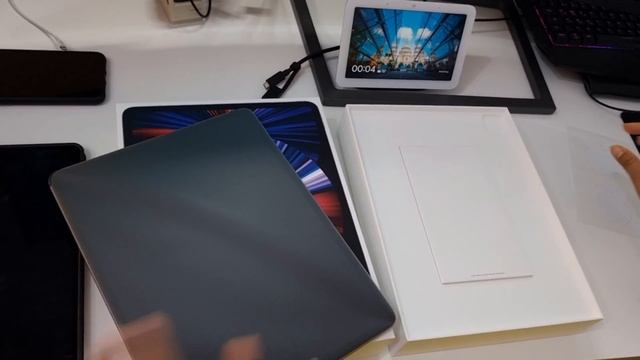টমের নতুন আইপেড এর আনবক্সিং I Unboxing iPad Pro 12.9 2021 with M1 смотреть онлайн