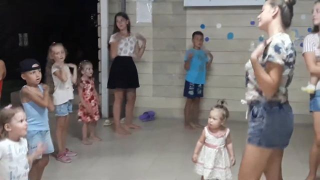 Аниматор с детьми в гостевом доме Белая лебедь Геленджик. Вечерние танцы. смотреть онлайн