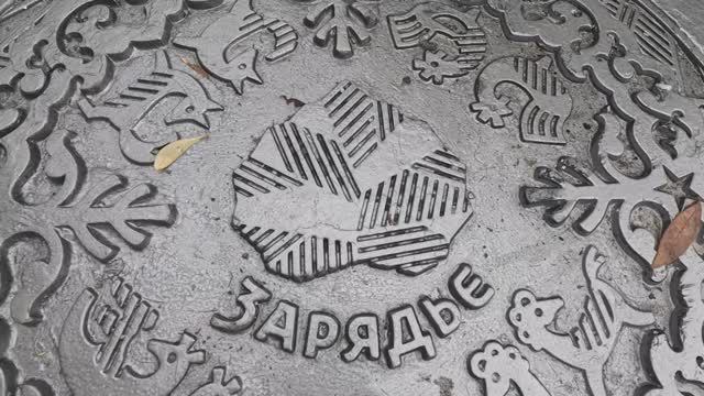 ЧАС в Зарядье, Москва: березовая роща, хвойный и смешанный "лес", луга, амфитеатр и ледяная пещера смотреть онлайн