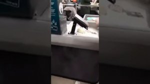 Виталий Реутов в магазине качает ))))