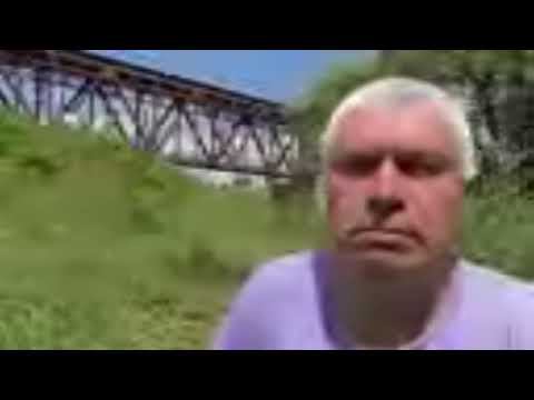 Почти оригинал видео как Геннадий Горин(опять) стоит около железнодорожного моста и смотрит в камеру
