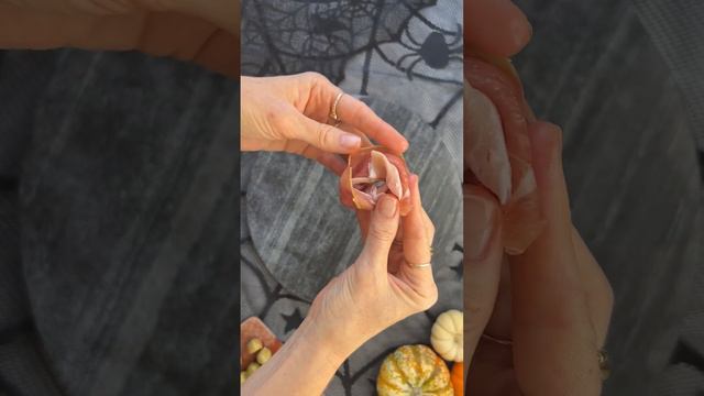 Halloween Charcuterie Appetizer - Prosciutto "Eyeballs" смотреть онлайн