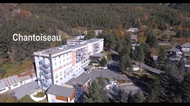 Vue aérienne en automne du site de la Fondation Edith Seltzer à Briançon dans les Hautes-Alpes смотреть онлайн