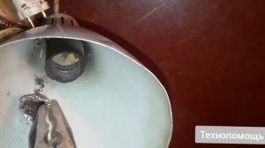 Застрял цоколь лампы в патроне светильника. Не выкручивается.