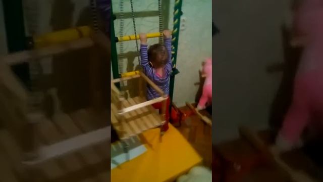 ✣Ребенок в 1 год и 3 месяца на шведской стенке осмелел! смотреть онлайн