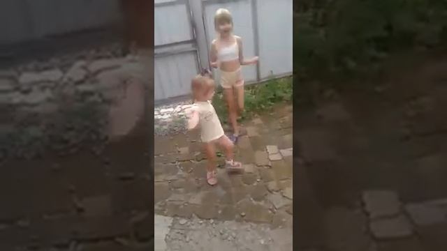 Самый смешной танец 2.5 года взрослые девочке отдыхают в с сторонке смотреть онлайн