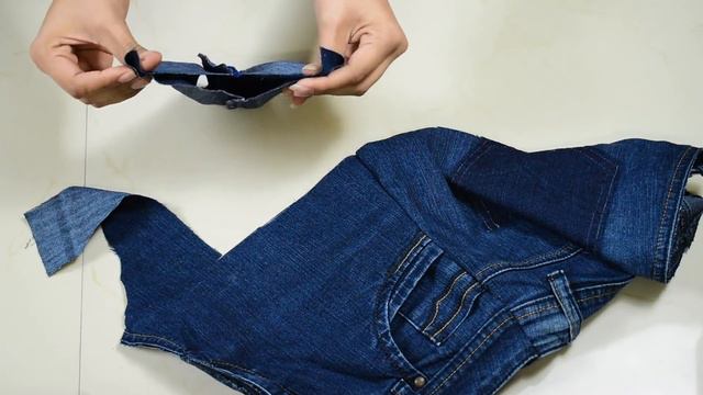 Convert Old Jeans Into Denim Boots In Just 10 Minutes смотреть онлайн