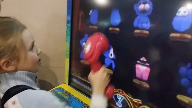 Аня играет в автоматы смотреть онлайн