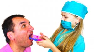 Полина и играет в зубной доктор