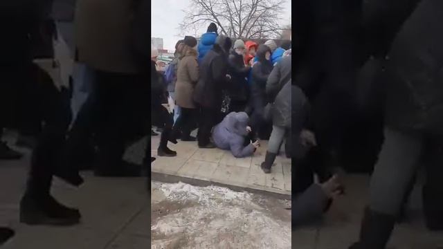Как люди в Украине штурмуют секонд-хенды смотреть онлайн