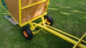 КАК СДЕЛАТЬ ПРИЦЕП С ПОВОРОТНЫМИ КОЛЕСАМИ ДЛЯ ПОКОСА В САДУ